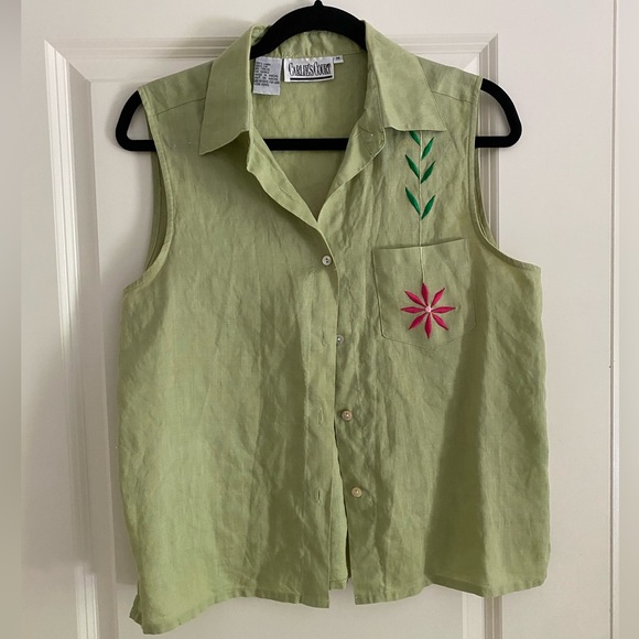 Carlie’s Court Linen Top - Picture 1 of 5